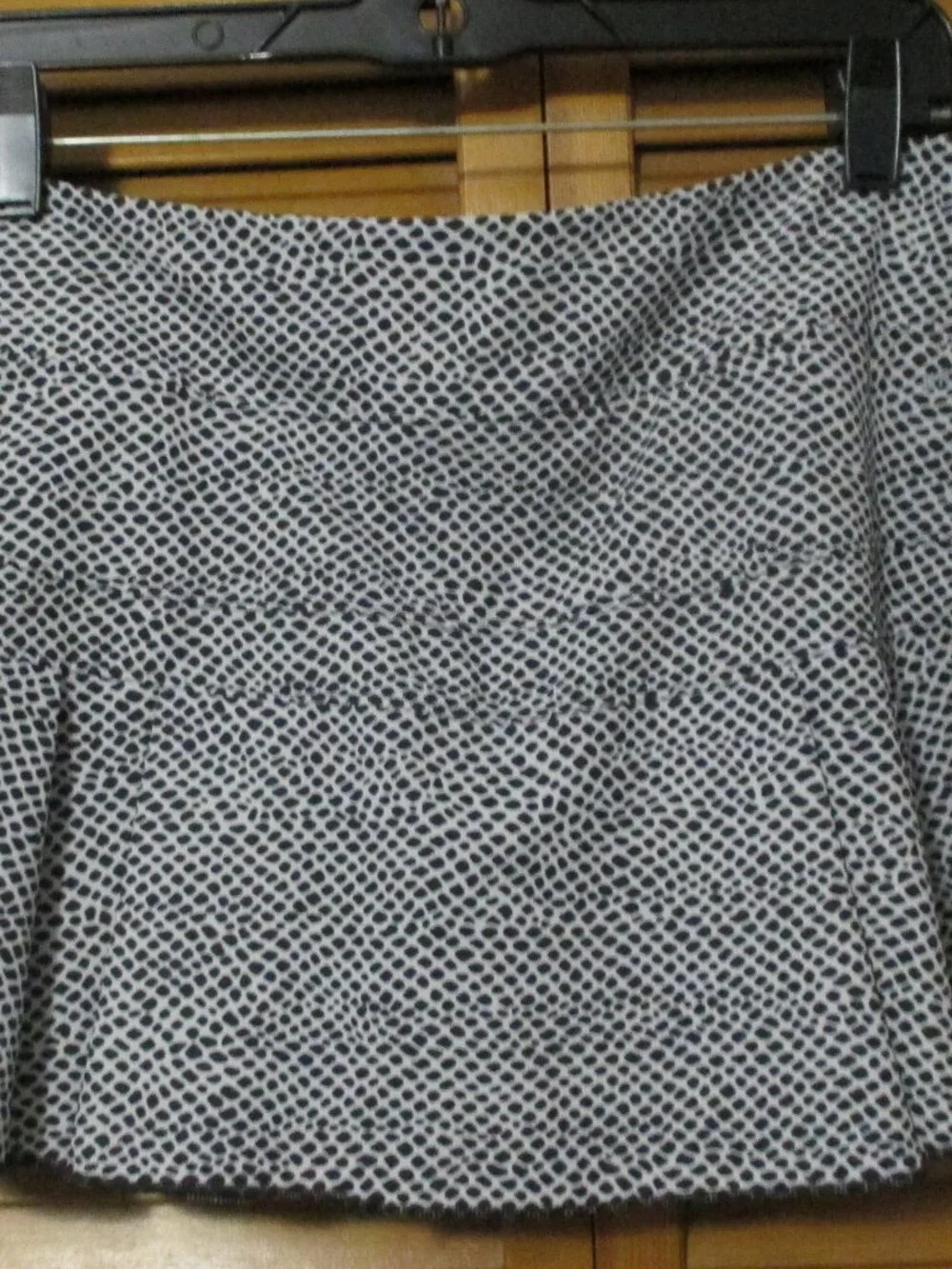Nike women's skort Dri Fit, pull on black & white like new size L